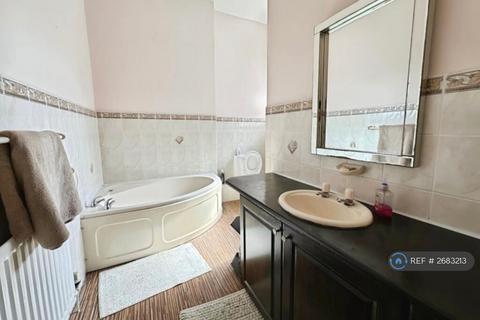 3 bedroom semi-detached house to rent, Bolton Road, Swinton, Manchester, M27