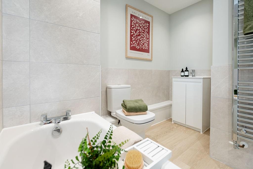 Contemporary main bathroom