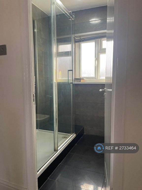 Family Bathroom.a