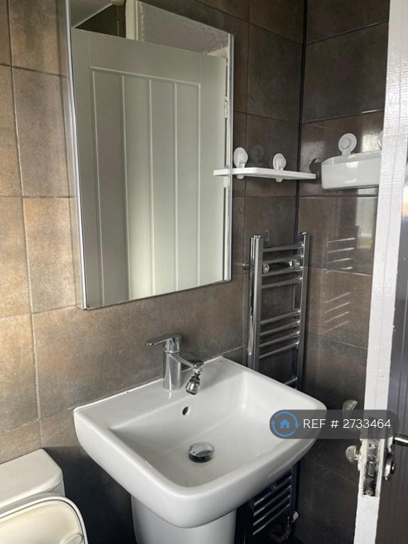 Family Bathroom.b