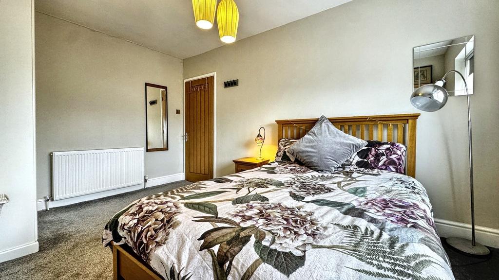 Bright, neatly presented double bedroom with pa...