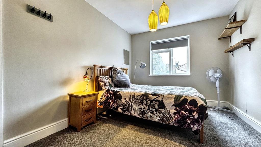 Bright, tidy single bedroom with a comfortable ...