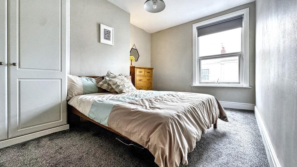 Bright, neatly presented double bedroom with a ...