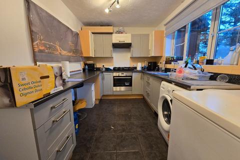 2 bedroom flat for sale, Lawrence Court, Seacroft Gardens, Watford, Hertfordshire, WD19