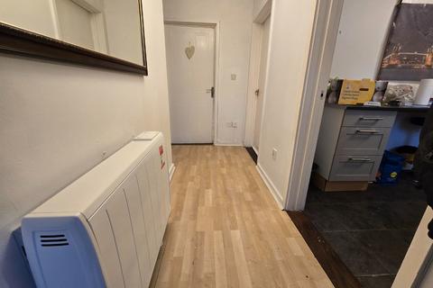 2 bedroom flat for sale, Lawrence Court, Seacroft Gardens, Watford, Hertfordshire, WD19
