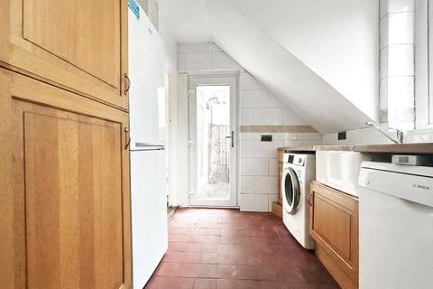 2 bedroom maisonette to rent, Dartford Road, Dartford, DA1