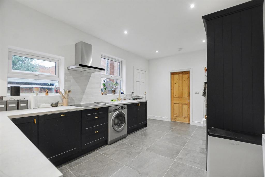 Kitchen 1.jpeg