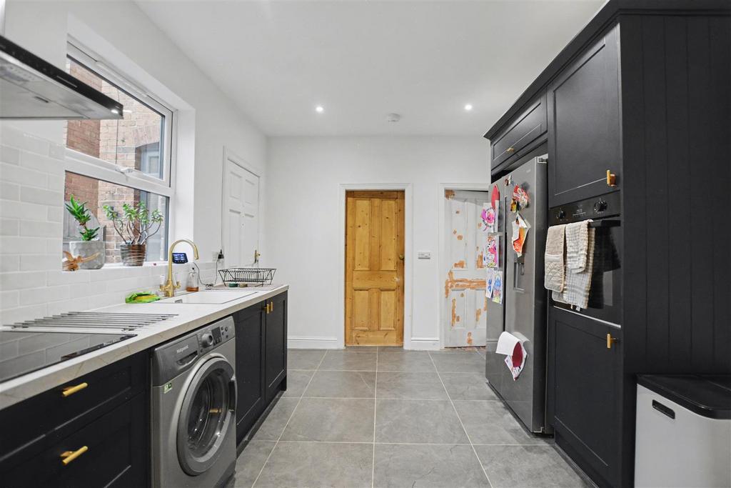 Kitchen 2.jpeg