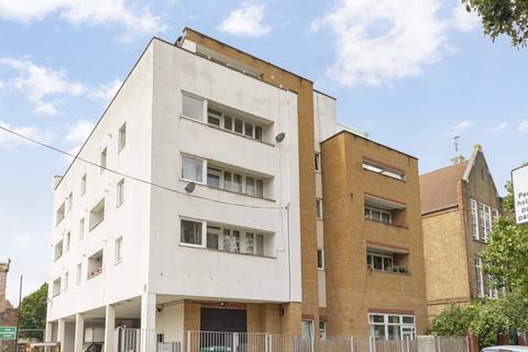 2 bedroom flat to rent, St. Rule Street, London SW8
