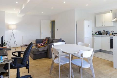 2 bedroom flat to rent, St. Rule Street, London SW8