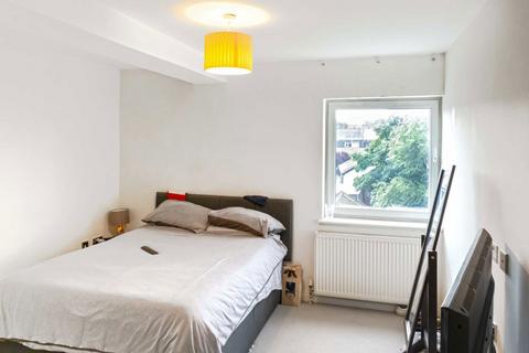 2 bedroom flat to rent, St. Rule Street, London SW8
