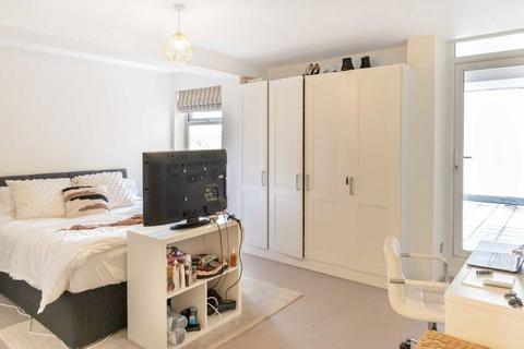 2 bedroom flat to rent, St. Rule Street, London SW8