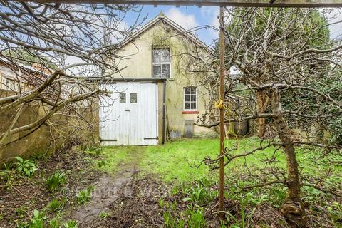 3 bedroom end of terrace house for sale, Worcester Road, Reigate RH2