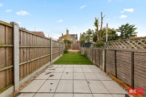3 bedroom flat to rent, Murchison Road, Leyton E10