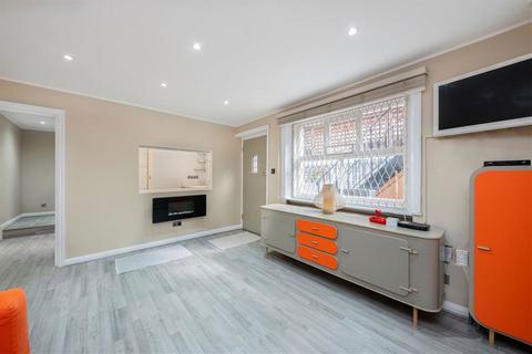 1 bedroom flat for sale, Dove Mews, London SW5