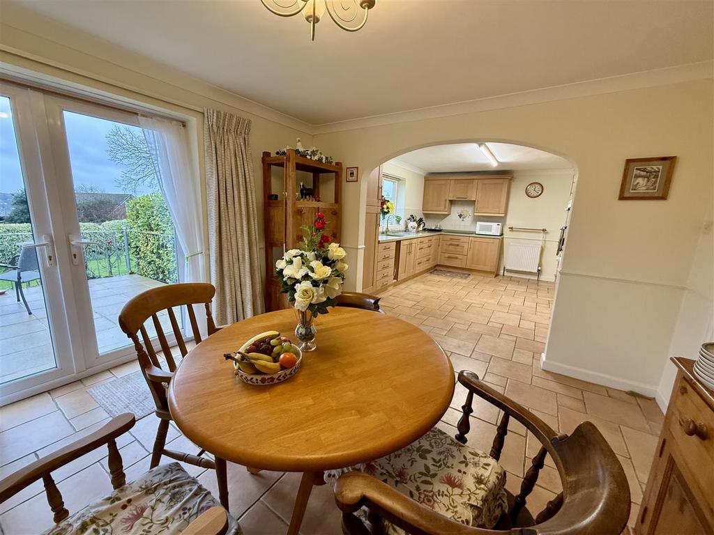 Kitchen/Dining Room: