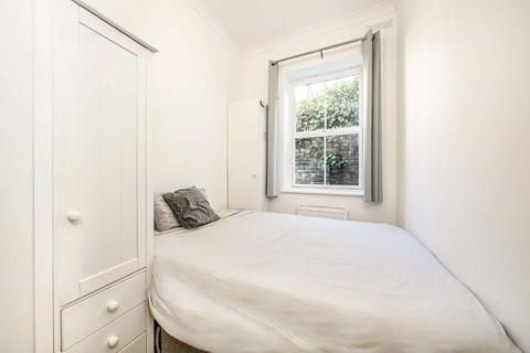 undefined, Queens Road, Hampton TW12