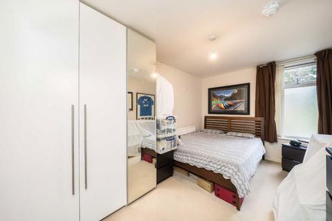 2 bedroom flat to rent, Merton Road, London SW18