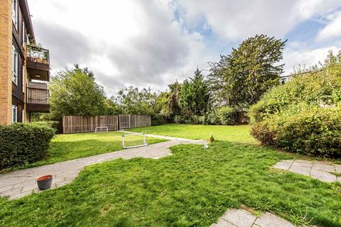 2 bedroom flat to rent, Merton Road, London SW18