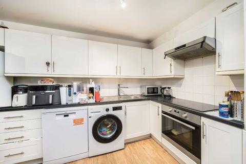2 bedroom flat to rent, Merton Road, London SW18