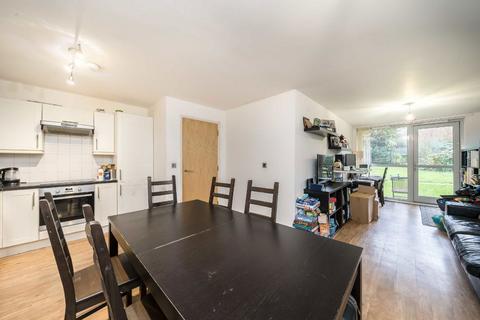 2 bedroom flat to rent, Merton Road, London SW18