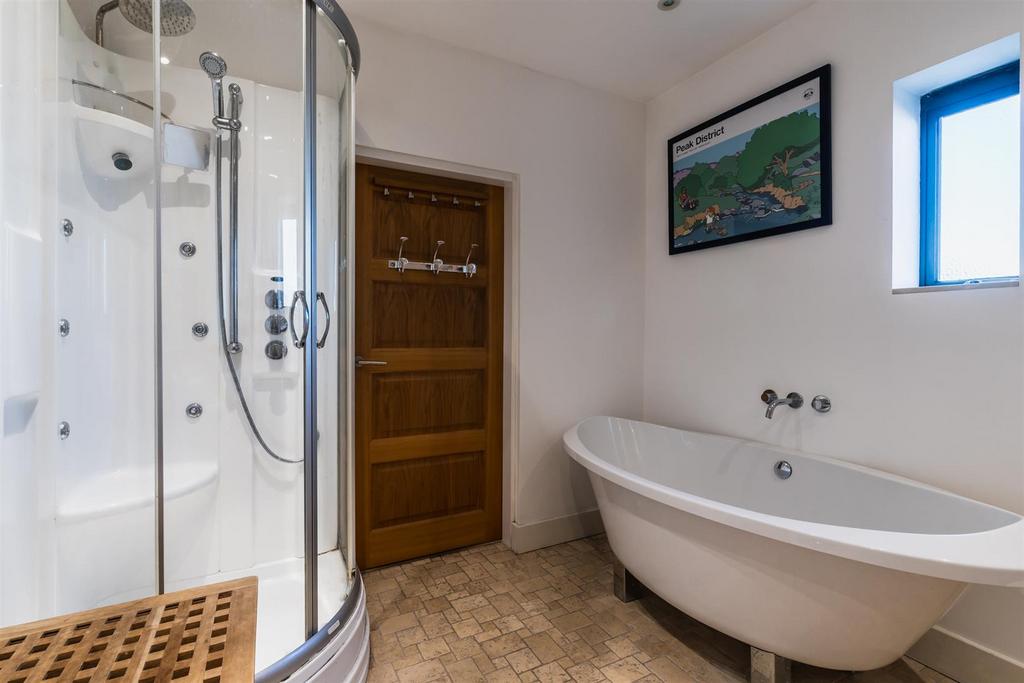Master En-Suite Bathroom
