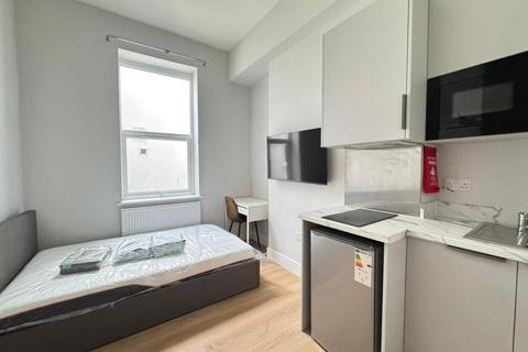 House to rent, Uxbridge Road, London