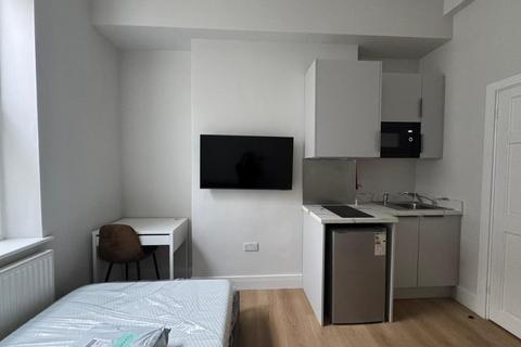House to rent, Uxbridge Road, London
