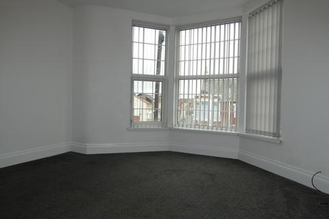 3 bedroom property to rent, Bute Avenue Flat 2