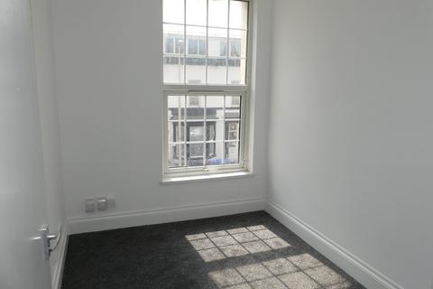 3 bedroom property to rent, Bute Avenue Flat 2
