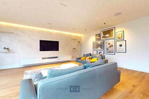 undefined, Luctons Avenue, Buckhurst Hill IG9