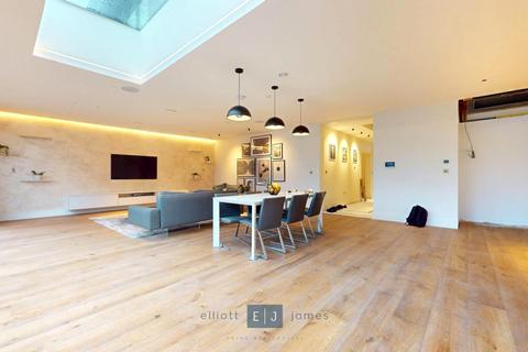 undefined, Luctons Avenue, Buckhurst Hill IG9