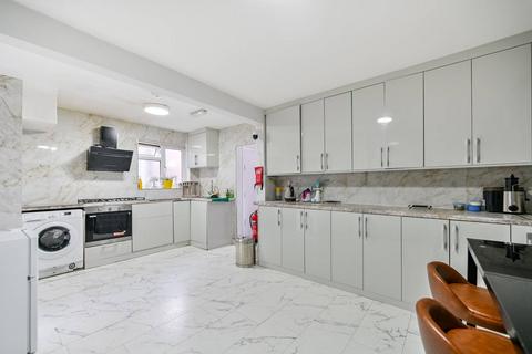 4 bedroom semi-detached house to rent, Cambridge Close, Hounslow, TW4