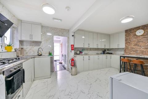 4 bedroom semi-detached house to rent, Cambridge Close, Hounslow, TW4