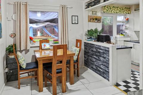 3 bedroom semi-detached house for sale, Sussex Drive, Banbury