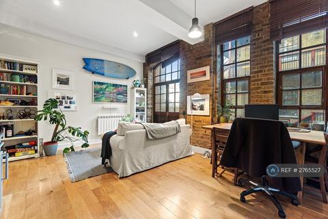 Studio to rent, Battersea Park Road, London, SW11