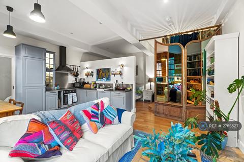 Studio to rent, Battersea Park Road, London, SW11