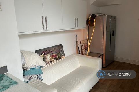 1 bedroom in a house share to rent, Kingshill Road, Swindon, SN1