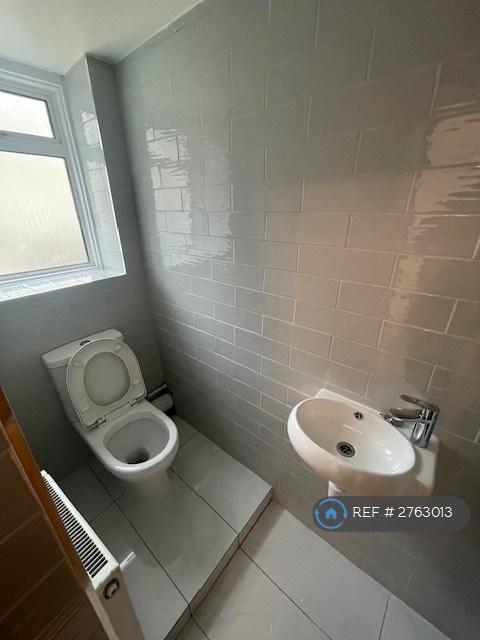 Cloakroom (Ground Floor)
