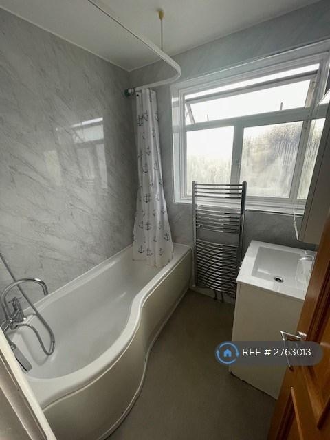 Bathroom (First Floor)