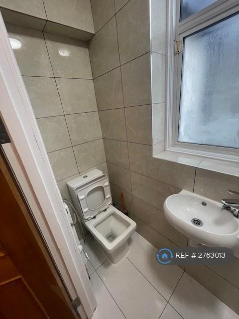 Shower Room (Ground Flr)