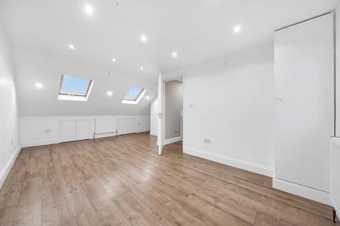 4 bedroom terraced house to rent, Bawdsey Avenue, Ilford IG2