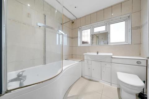 4 bedroom terraced house to rent, Bawdsey Avenue, Ilford IG2