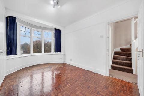 4 bedroom terraced house to rent, Bawdsey Avenue, Ilford IG2