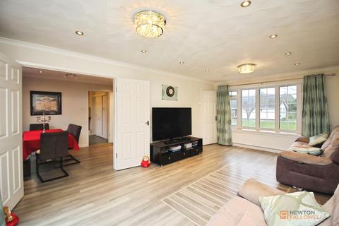 3 bedroom detached house for sale, The Yews, Oadby, LE2