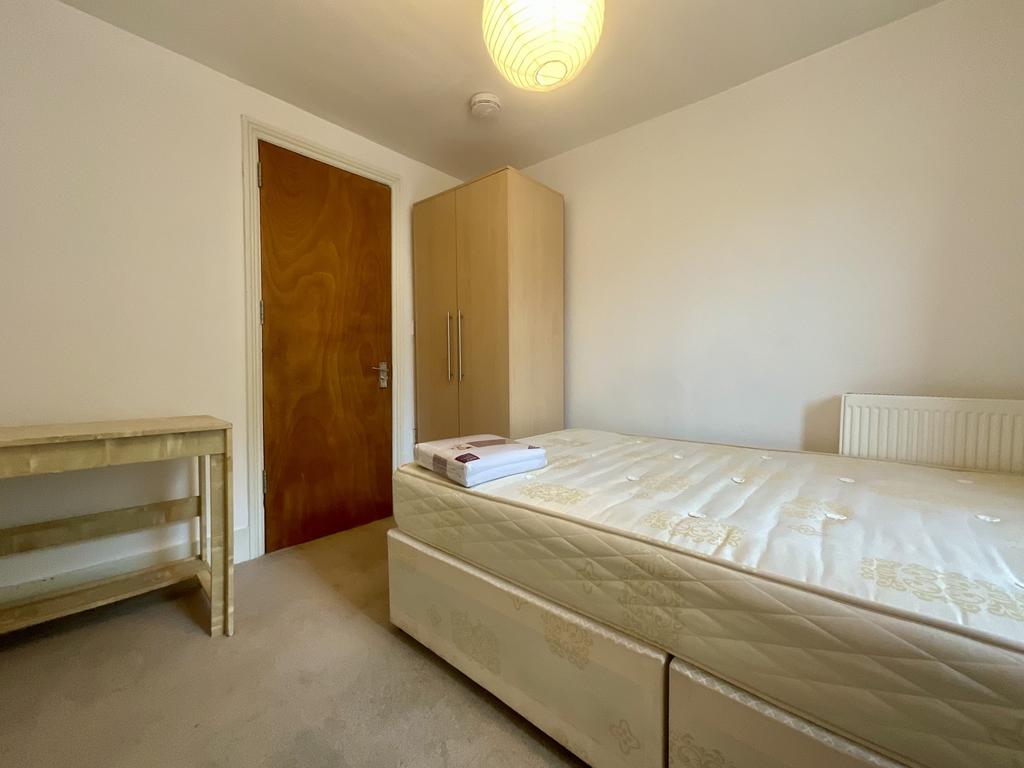 Neat single bedroom with a divan bed, wardrobe ...