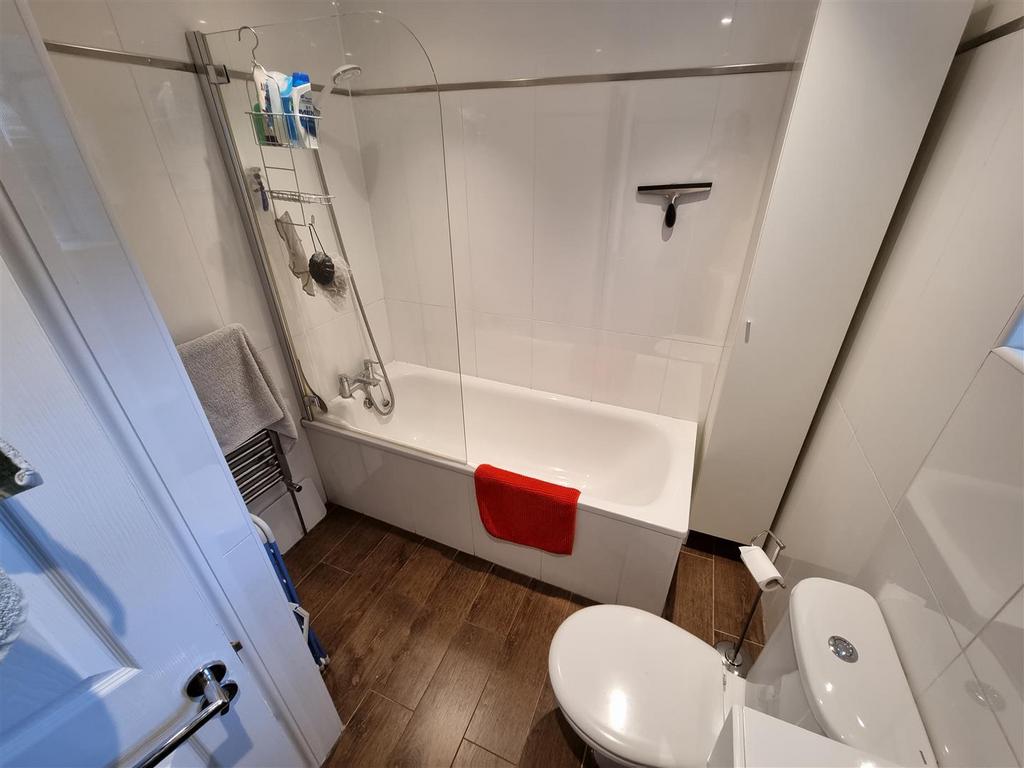 Flat A, 26 Kingsmead Bathroom.jpg