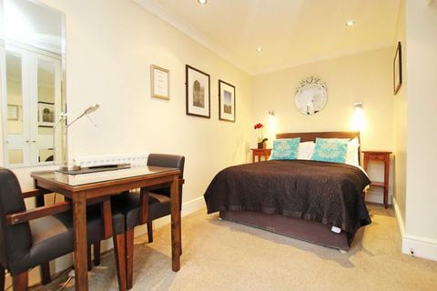 undefined, Bridle Lane, St Margarets TW1