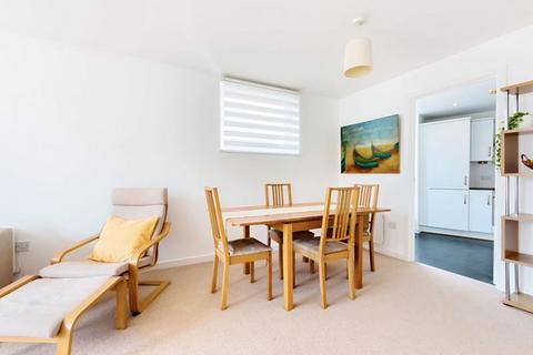 2 bedroom flat for sale, Osiers Road, London, SW18