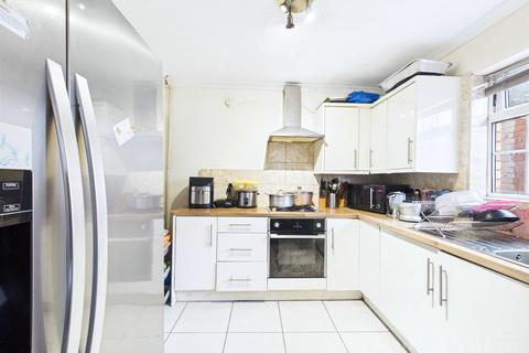 3 bedroom house for sale, Thursley Crescent, New Addington, Croydon